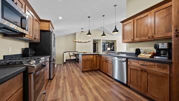 Geladeira, micro-ondas, fogão, cooktop