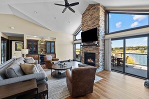 Smart TV, chimenea, futbolito y libros 