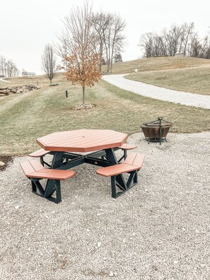 Outdoor dining - Skye Cottage at Hillside Hideaways-Private Getaway in the heart of Amish Country (Millersburg)