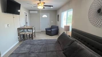 1 slaapkamer, een strijkplank/strijkijzer, wifi, beddengoed