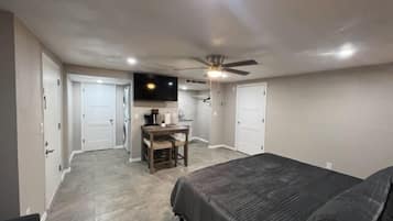 1 habitación, tabla de planchar con plancha, wifi y ropa de cama