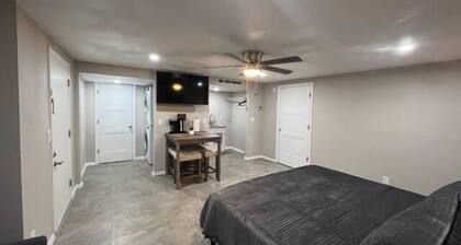 NW Executive 1BR with Laundry and Parking