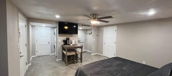 NW Executive 1BR with Laundry and Parking