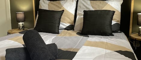 1 dormitori, planxa i posts de planxar, un bressol de viatge i wifi