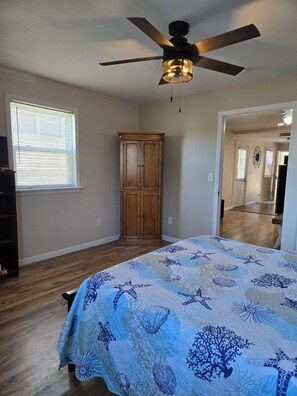 1 bedroom, free WiFi, bed sheets - Red Beard's Retreat Suite 2: Cozy 1QBR 1Bath, Queen sleeper sofa (Ocracoke)