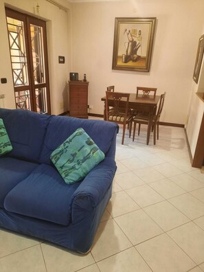 Een smart-tv, een open haard en een videogameconsole