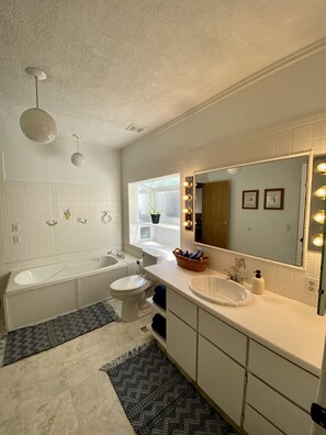 Jetted tub, towels, soap, shampoo