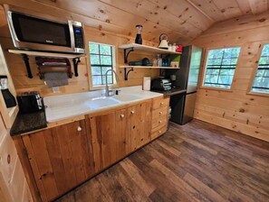 Refrigerador, microondas y tostadora 