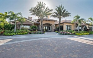 Exterior - NAPLES BEAUTY Fully Furnished Condo, Swim, Golf, Restaurants, Tennis, Gym, Salon (Naples)