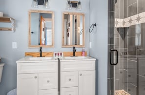 Dusche, Haartrockner, Handtücher, Seife