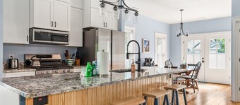 Bladen Hideaway - Downtown Southern Charm