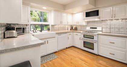 Gorgeous Home in Fontenelle Forest, Peaceful, close to downtown, Zoo, Offutt AFB