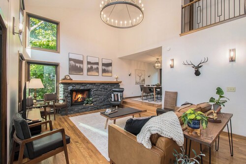 Gorgeous Home in Fontenelle Forest, Peaceful, close to downtown, Zoo, Offutt AFB