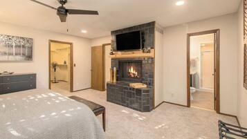 4 makuuhuonetta, työpöytä, silitysrauta/-lauta, vauvan matkasänky