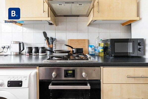 Kühlschrank, Mikrowelle, Ofen, Wasserkocher