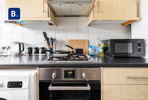 Fridge, microwave, oven, electric kettle - Epsom Racecourse Retreat with Private Parking (Epsom)