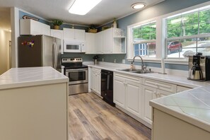 Fridge, microwave, stovetop, dishwasher - Dock + Screened Porch: Lake of the Ozarks Getaway! (Camdenton)