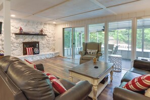 TV, books - Dock + Screened Porch: Lake of the Ozarks Getaway! (Camdenton)