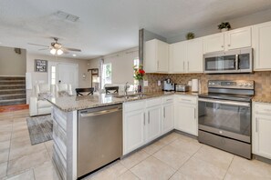 Fridge, microwave, stovetop, dishwasher - Lanai w/ Private Pool! Golf Getaway in Haines City (Haines City)