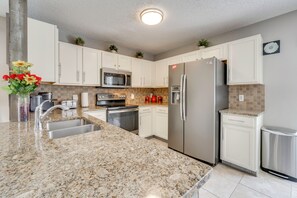 Fridge, microwave, stovetop, dishwasher - Lanai w/ Private Pool! Golf Getaway in Haines City (Haines City)