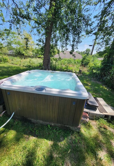 Cozy for 2,  Jacuzzi retreat, close to excellent park. 