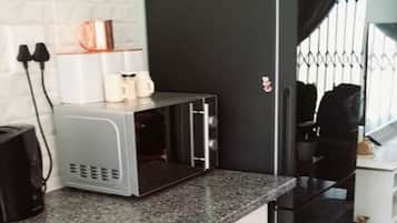 Refrigerador, microondas, parrilla de estufa y tetera eléctrica