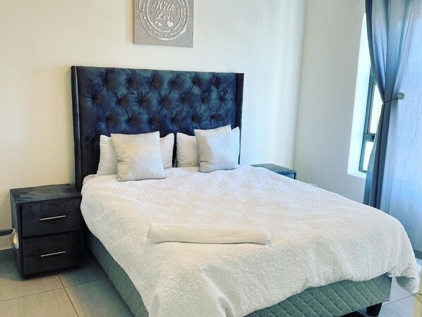 Standard-Apartment | Badezimmer | Dusche, Regendusche, Handtücher, Seife