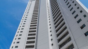 A tall, modern building with a prominent sign for 'Beach Class Residence Santamaria'. - Hy Beach Flats - Santa Maria (Recife)