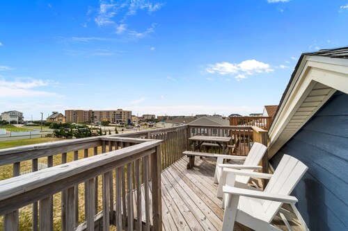 Wright Salty/One Block to Beach/Dog Friendly/Ocean Views/Covered Outdoor Space