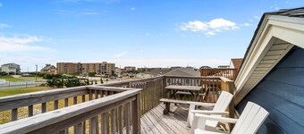 Wright Salty/One Block to Beach/Dog Friendly/Ocean Views/Covered Outdoor Space