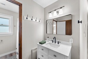 مجففات شعر، مناشف، صابون، شامبو