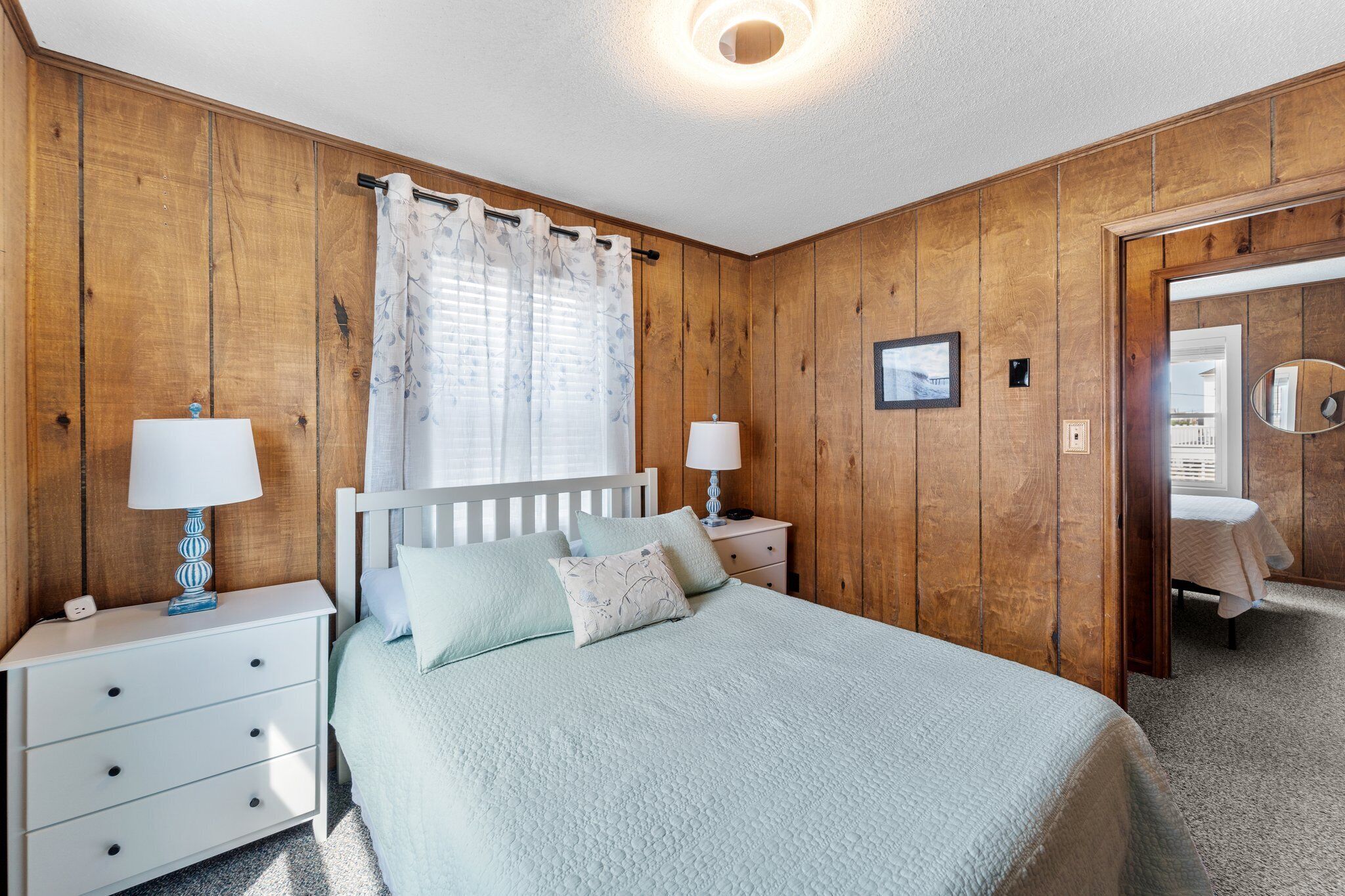 3 habitaciones, tabla de planchar con plancha, wifi y ropa de cama 