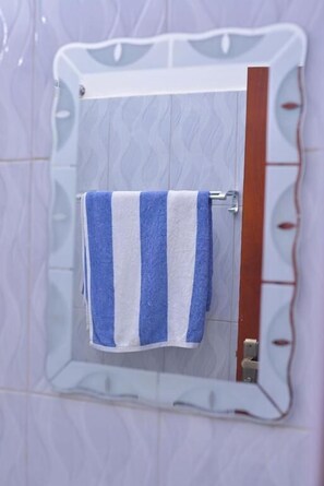 Slippers, towels - Katente Country Resort (Kyegegwa)