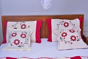 Individually decorated, individually furnished, desk, iron/ironing board - Katente Country Resort (Kyegegwa)