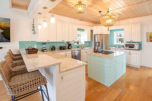 Frigorífico, microondas, horno y cafetera o tetera