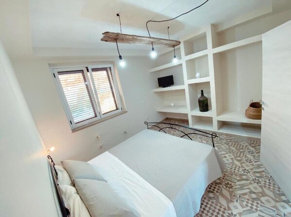 2 bedrooms, iron/ironing board, bed sheets