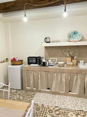 Fridge, oven, stovetop, coffee/tea maker