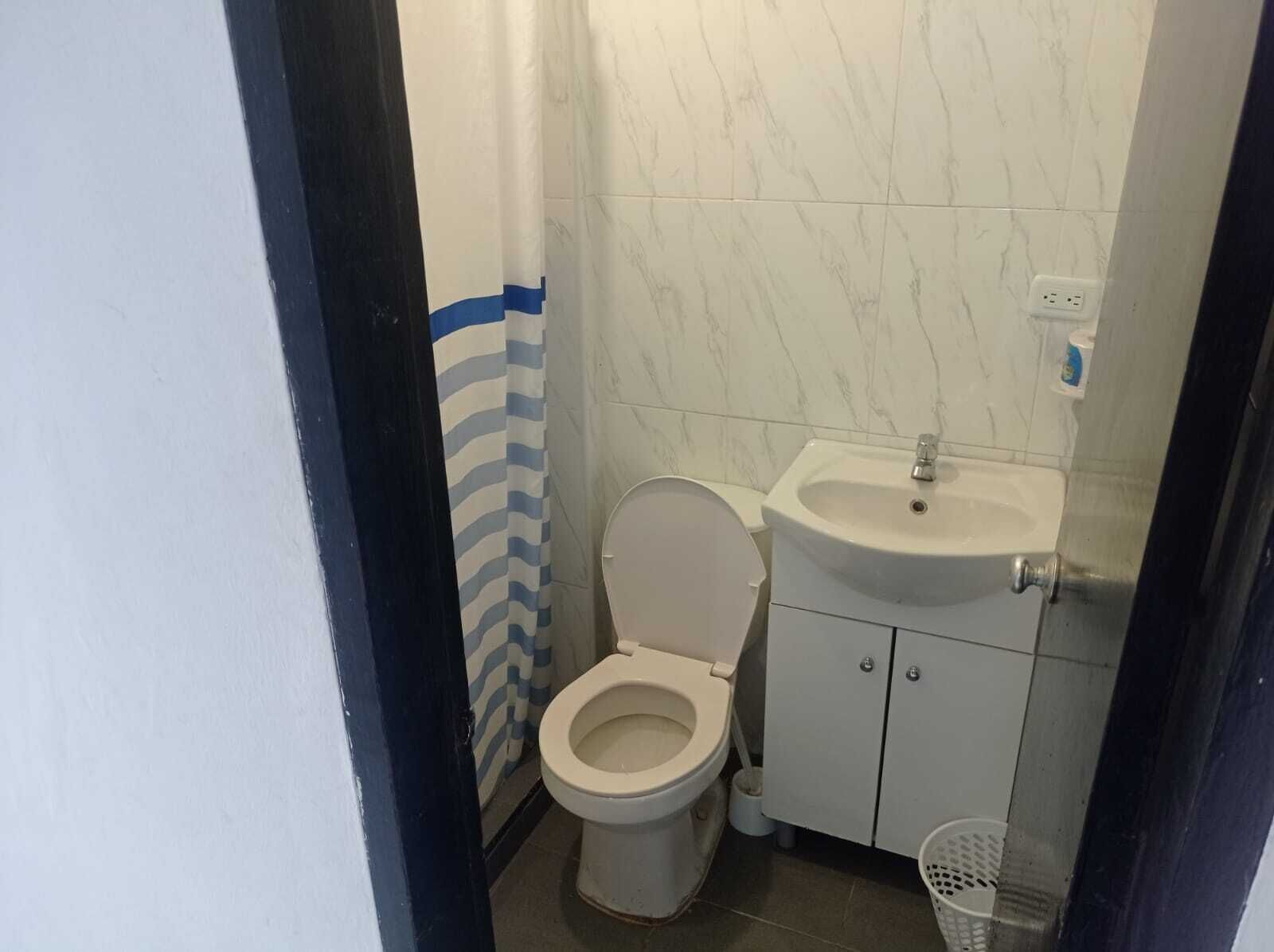 Toallas, jabón, shampoo, papel higiénico