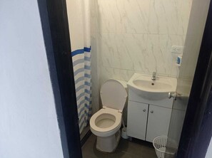 提供毛巾、番梘、洗頭水、廁紙