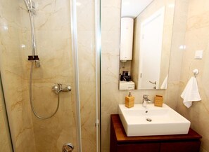 Séchoir à cheveux, serviettes fournies, savon, shampooing