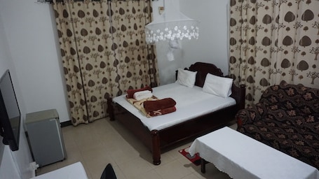 Business Double Room | Free WiFi. LEADERS LODGE