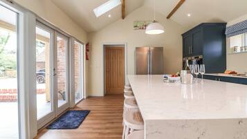 Cottage | Private kitchen | Fridge, dishwasher, electric kettle, toaster