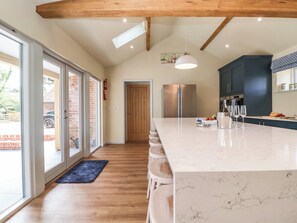 Cottage | Private kitchen | Fridge, dishwasher, electric kettle, toaster - Church Farm Barn (Saxmundham)