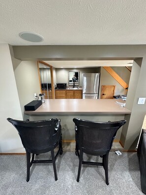 Kjøleskap, mikrobølgeovn, kaffetrakter/tekoker og vannkoker