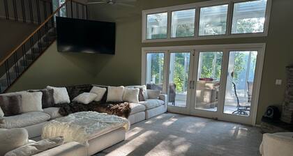 60% Disc for next 3 Weekends - Waterfront Luxury only 8 mins to Notre Dame