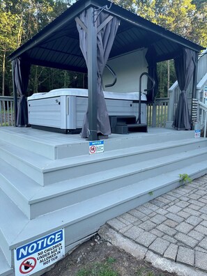 Outdoor spa tub
