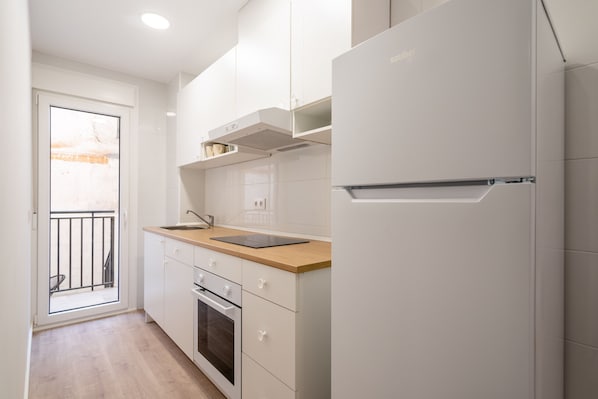 Fridge, microwave, dishwasher, coffee/tea maker