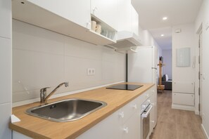 Refrigerador, microondas, lavavajillas y cafetera y tetera 