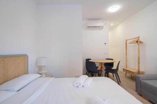 1 bedroom, iron/ironing board, free WiFi, bed sheets - apartamento con terraza de alquiler temporal (Madrid)