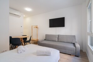 1 bedroom, iron/ironing board, free WiFi, bed sheets - apartamento con terraza de alquiler temporal (Madrid)